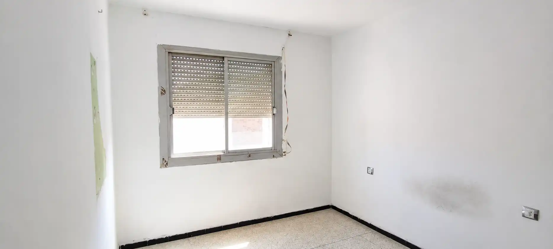 Bedroom of Flat for sale in Girona