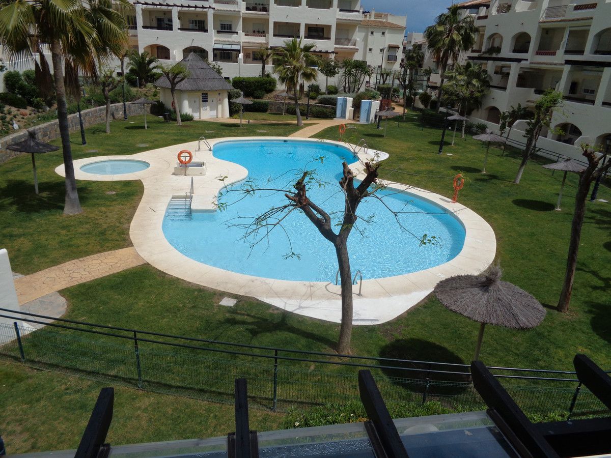 Piscina de Apartament en venda en Manilva amb Aire condicionat, Terrassa i Moblat