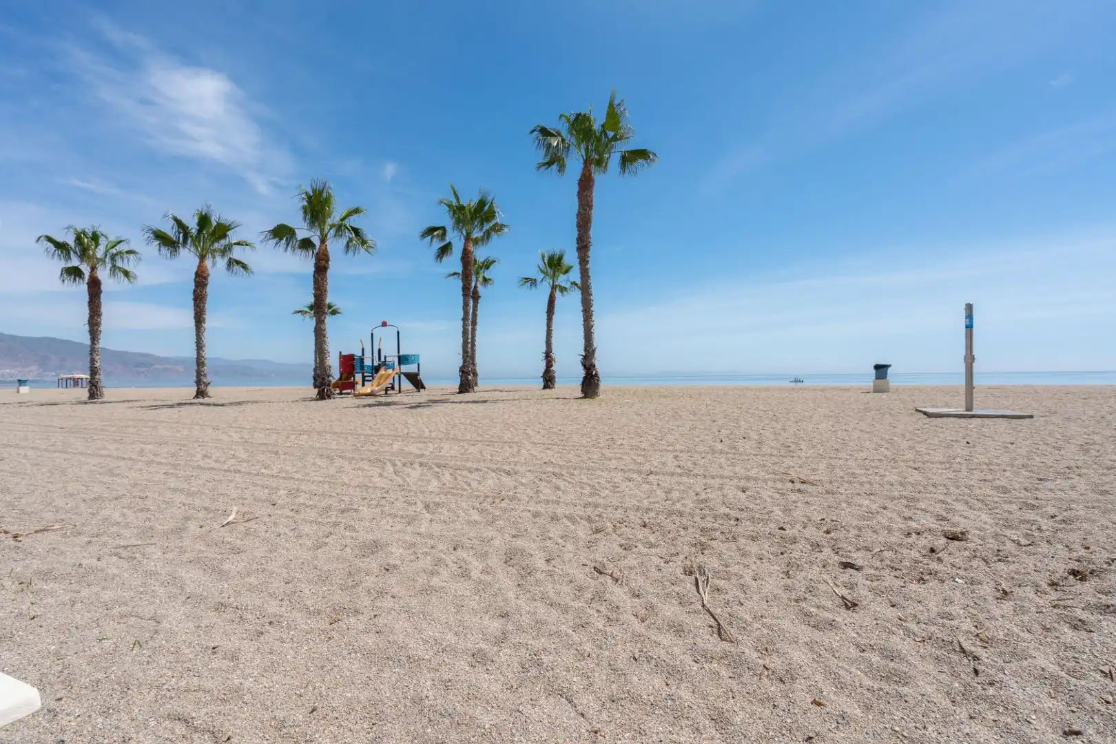 Vista exterior de Casa o xalet en venda en Roquetas de Mar amb Aire condicionat, Jardí privat i Terrassa
