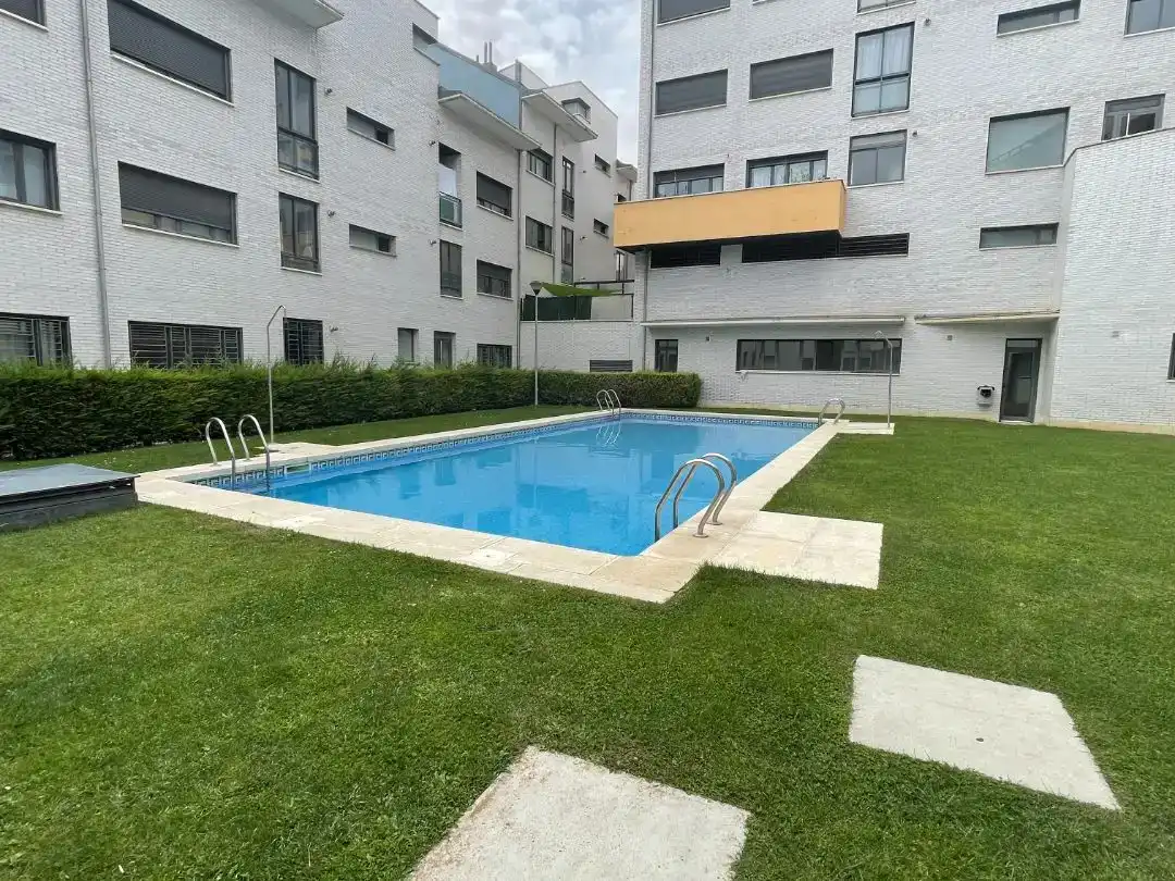 Schwimmbecken von Dachboden zur Miete in Zaratán mit Schwimmbad