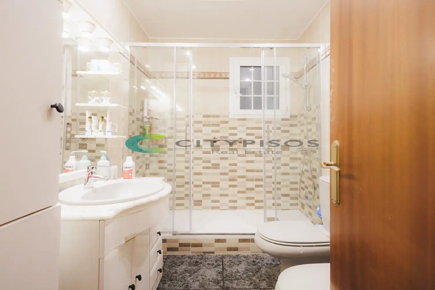 Baño de Piso en venta en Barcelona con Aire acondicionado, Horno y Alarma