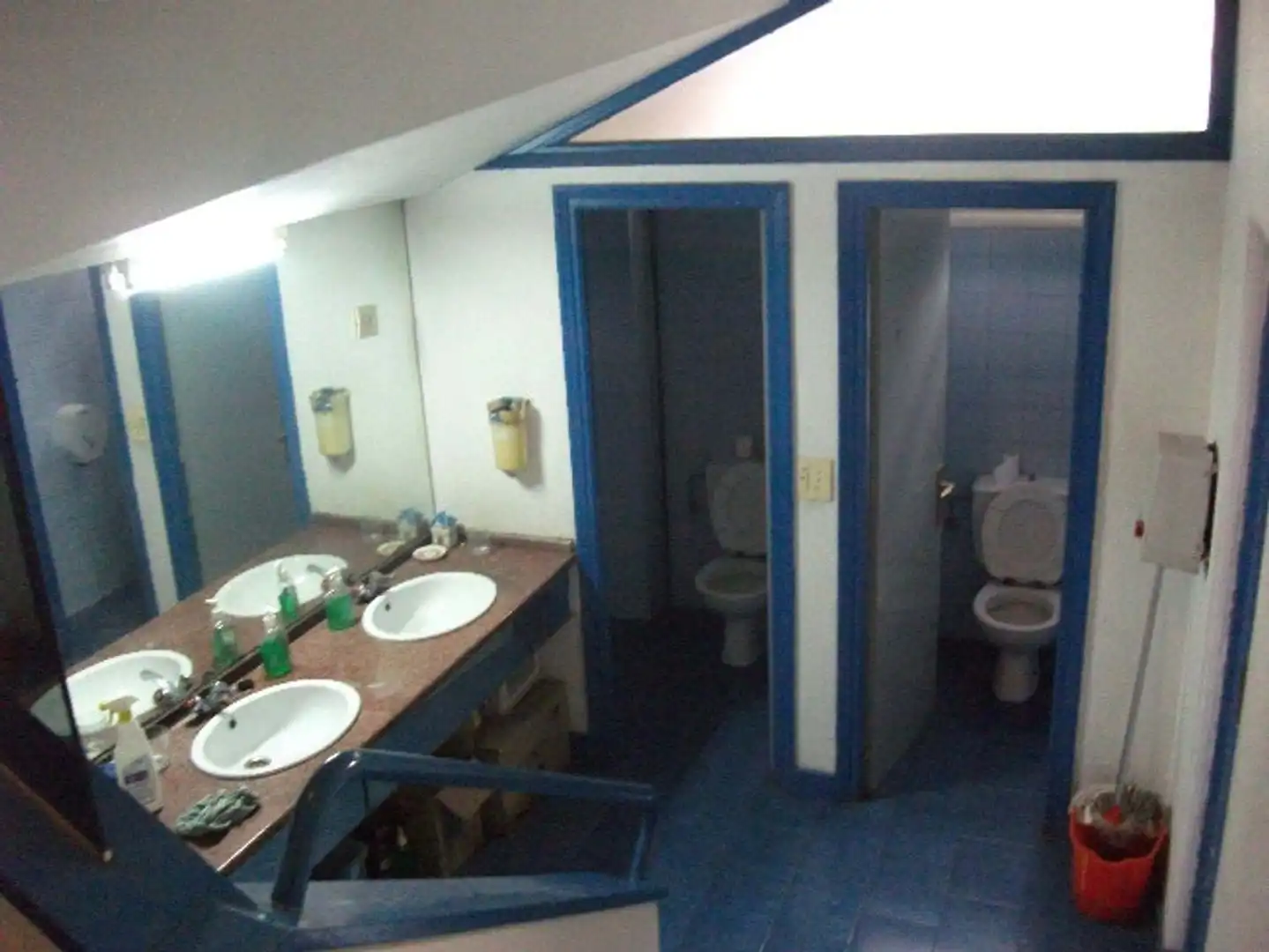 Badezimmer von Fabrikhallen zur Miete in Etxebarri