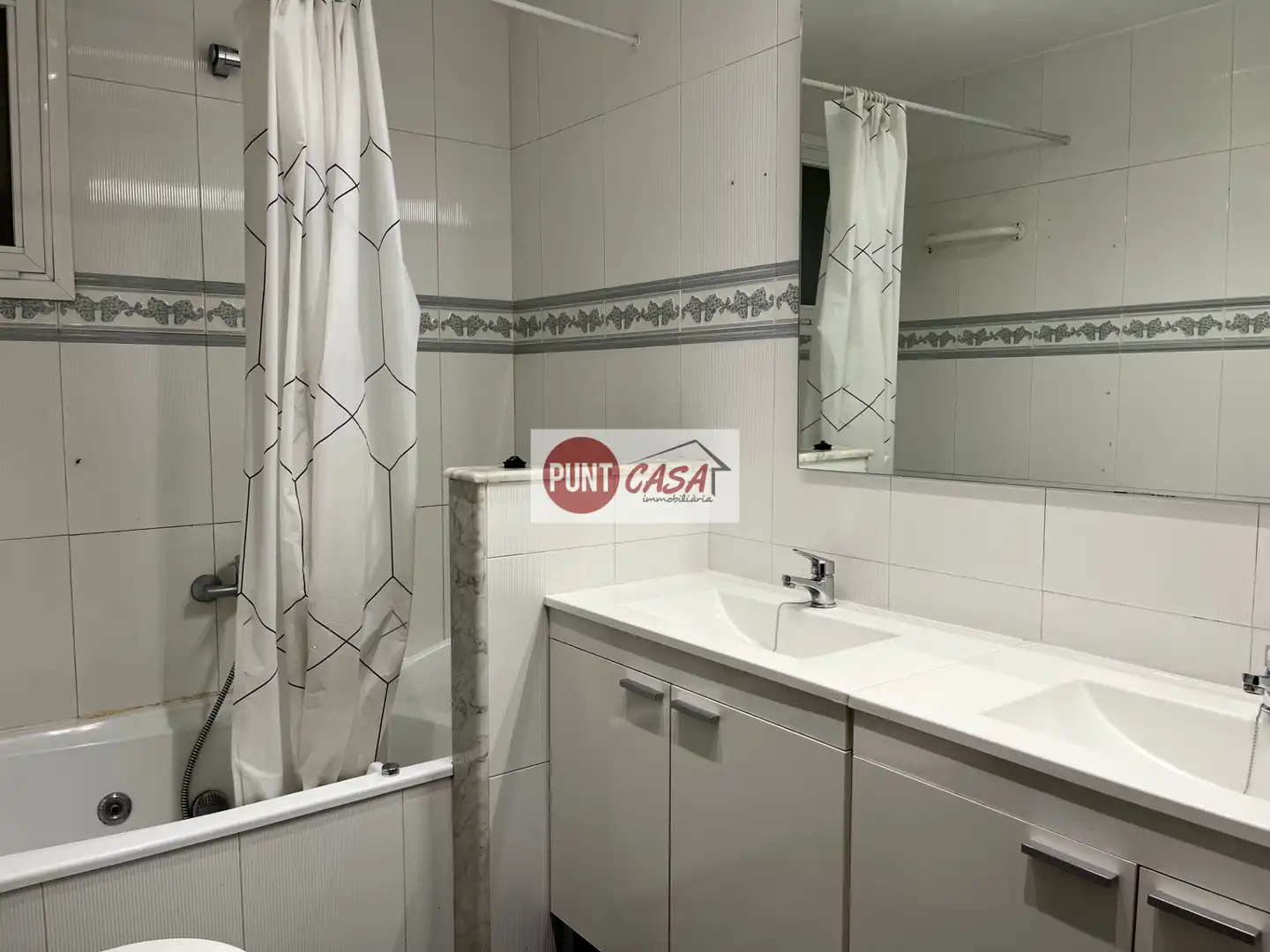 Baño de Piso de alquiler en Lleida con Calefacción, Terraza y Amueblado