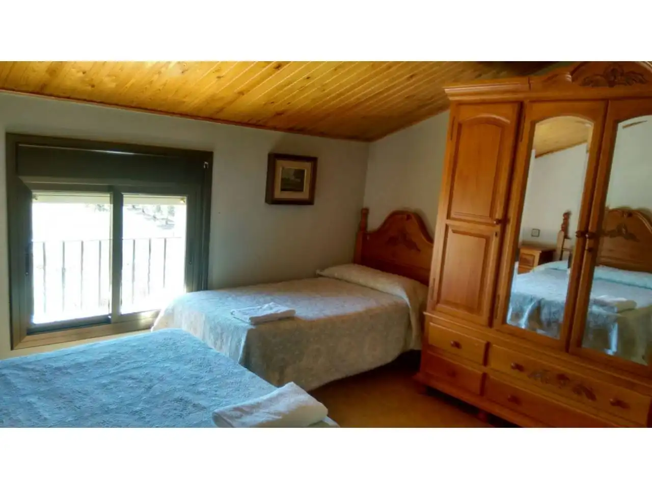 Habitación de Local en venta en El Grado con Aire acondicionado