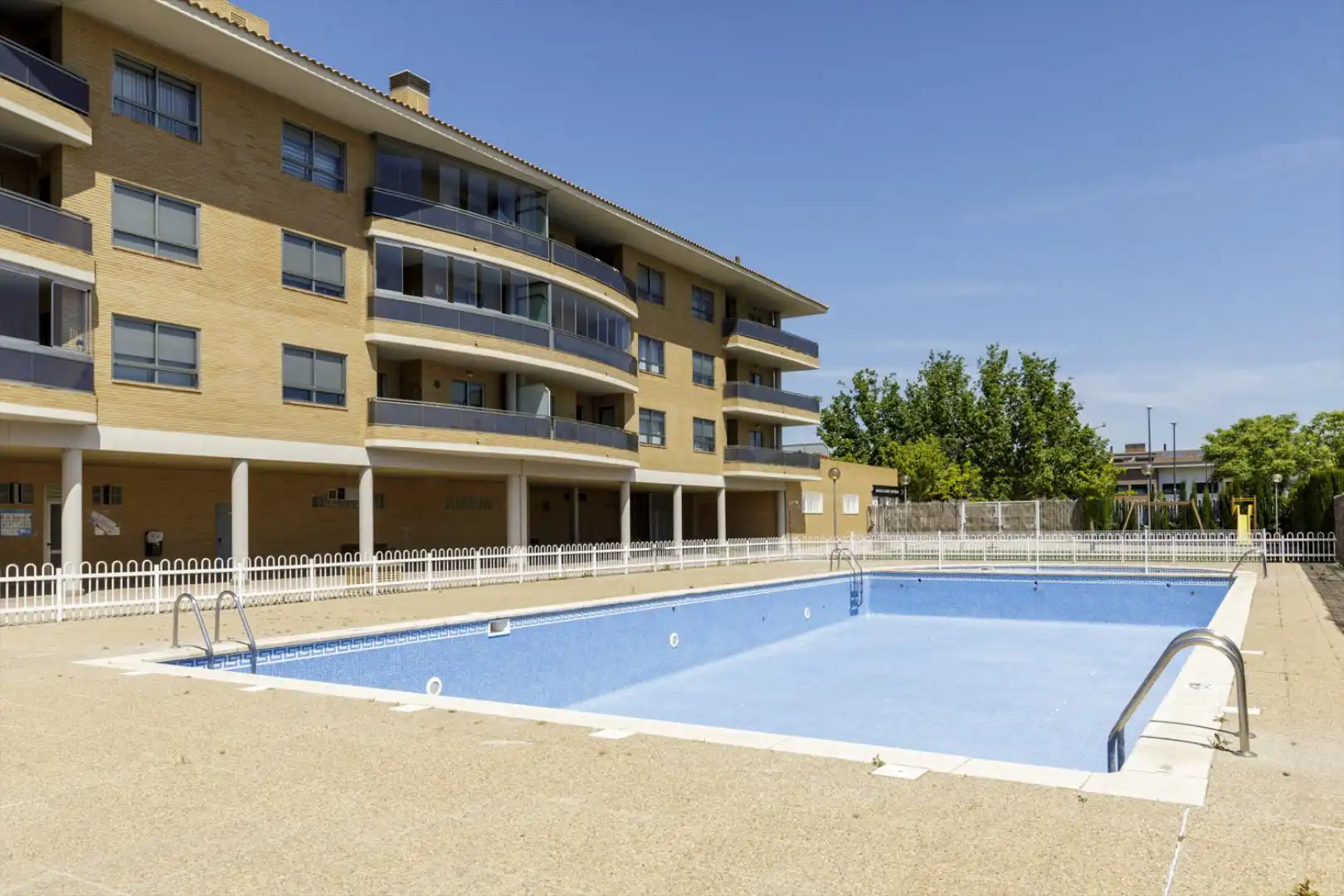 Swimming pool of Flat for sale in Zaragoza  with Terrace, Storage room and Swimming Pool
