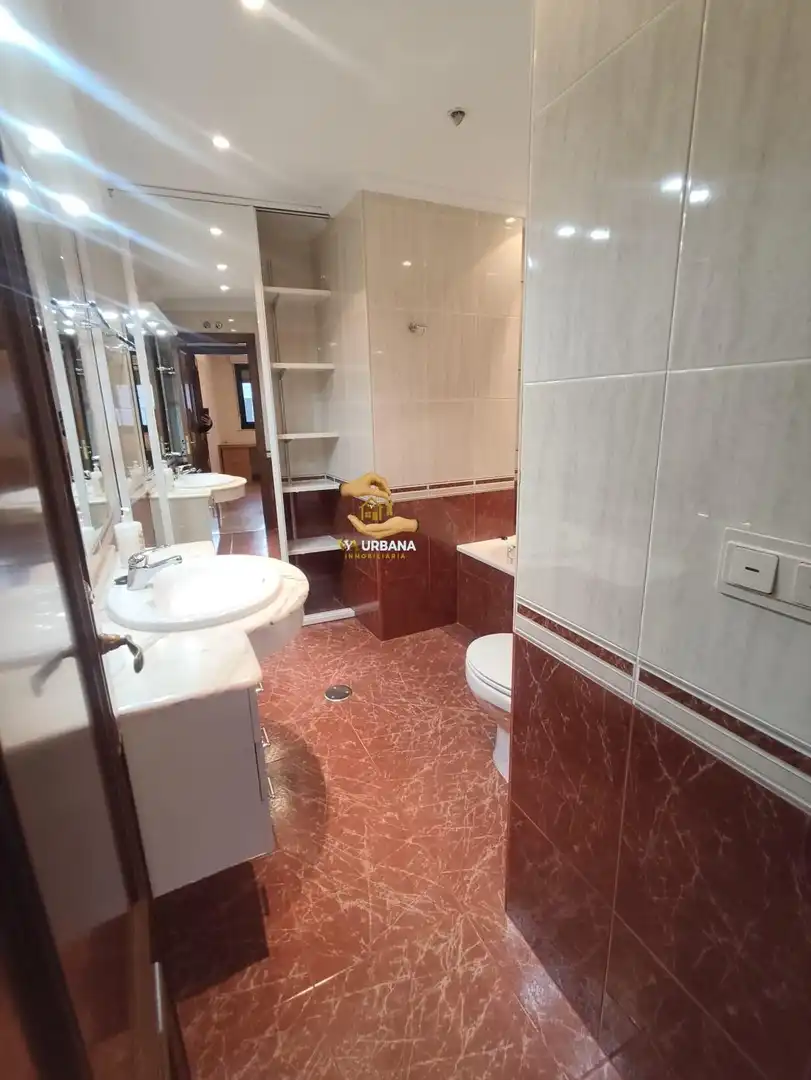 Badezimmer von Wohnung zur Miete in Salamanca mit Heizung, Terrasse und Abstellraum