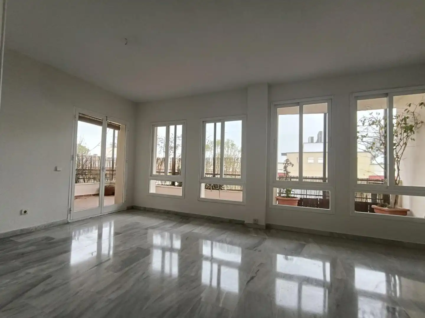 Wohnzimmer von Wohnung zur Miete in Mairena del Aljarafe mit Klimaanlage, Privatgarten und Terrasse