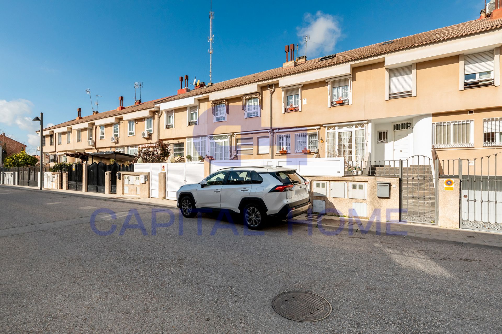 Vista exterior de Casa adosada en venda en Navalcarnero amb Aire condicionat, Calefacció i Jardí privat