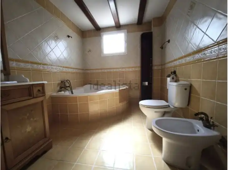 Badezimmer von Einfamilien-Reihenhaus zum Verkauf in Sedaví mit Klimaanlage, Terrasse und Balkon