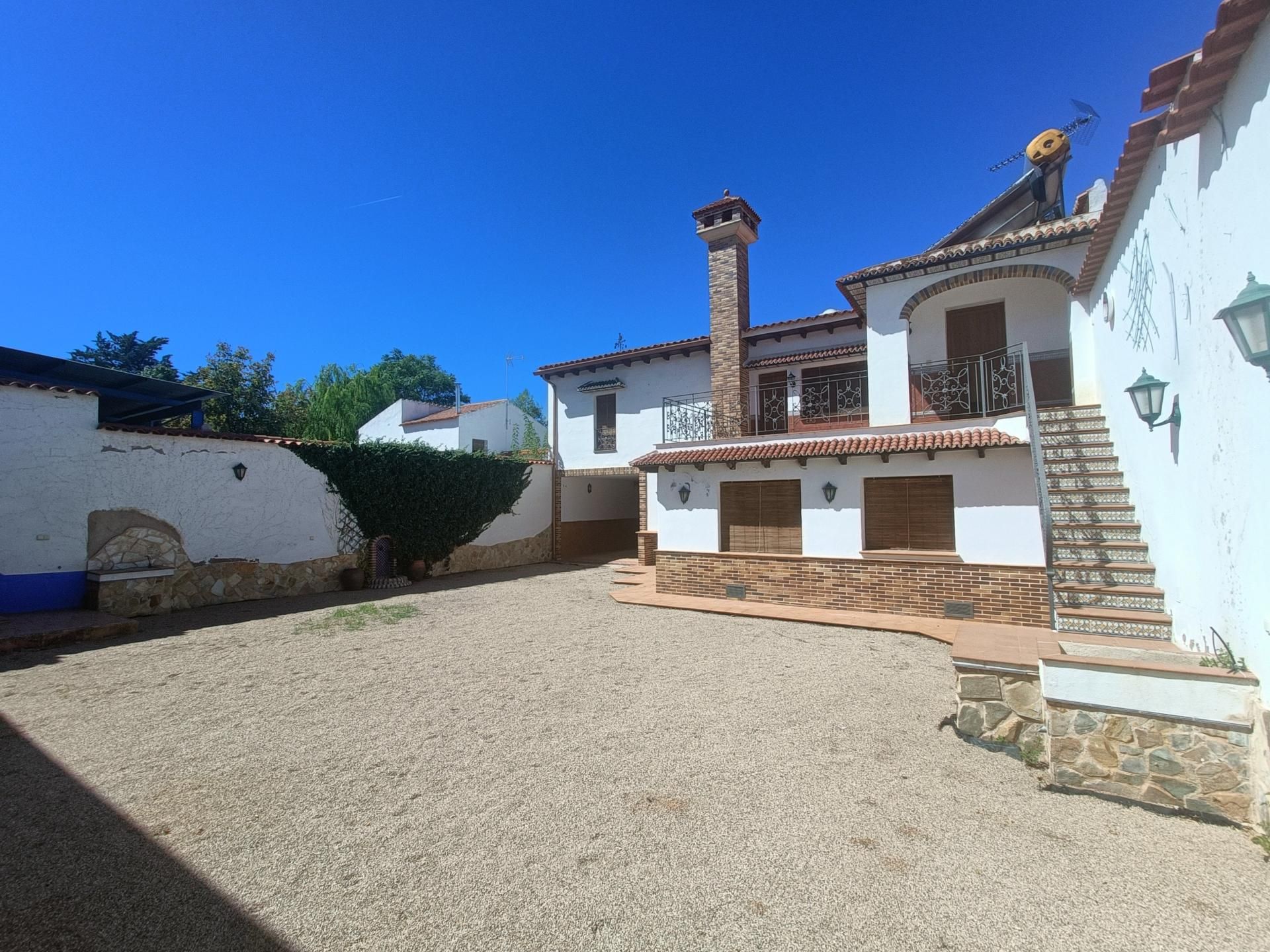 Vista exterior de Casa adosada en venda en Llanos del Caudillo amb Calefacció, Terrassa i Balcó