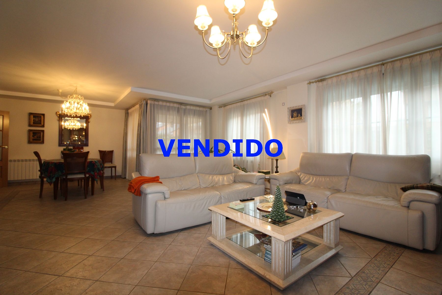 Sala d'estar de Casa adosada en venda en Paracuellos de Jarama amb Aire condicionat, Calefacció i Jardí privat