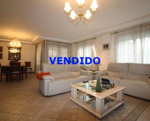 Sala d'estar de Casa adosada en venda en Paracuellos de Jarama amb Aire condicionat, Calefacció i Jardí privat
