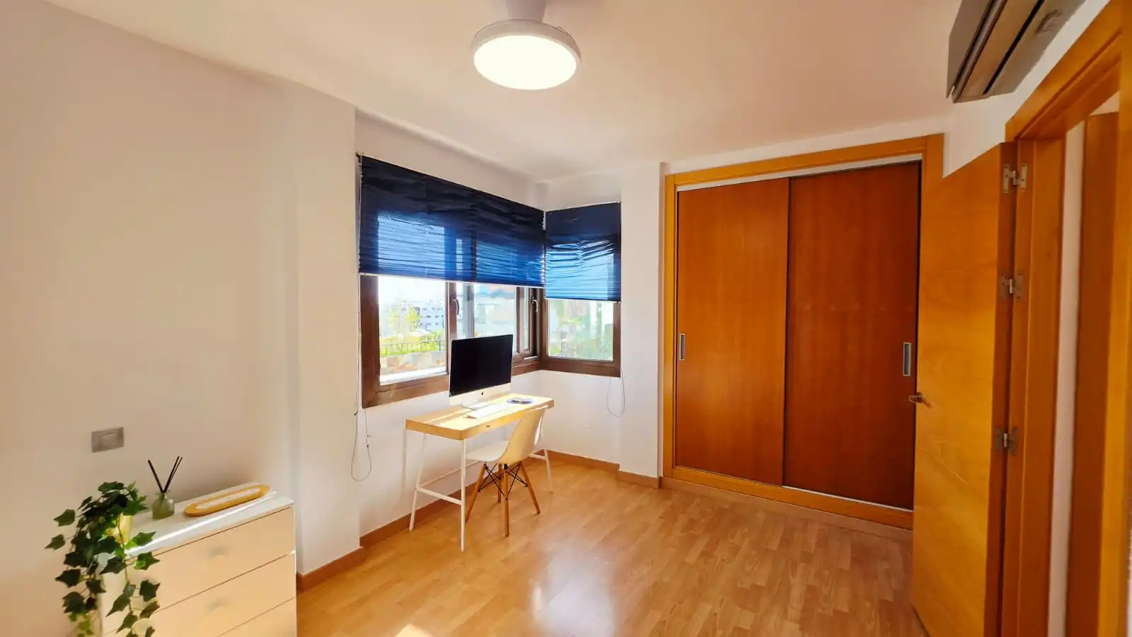 Dormitori de Casa o xalet en venda en Fuengirola amb Aire condicionat, Jardí privat i Terrassa