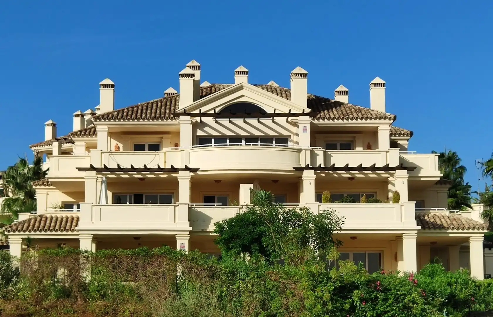 Außenansicht von Wohnungen zum Verkauf in Casares mit Klimaanlage, Heizung und Privatgarten