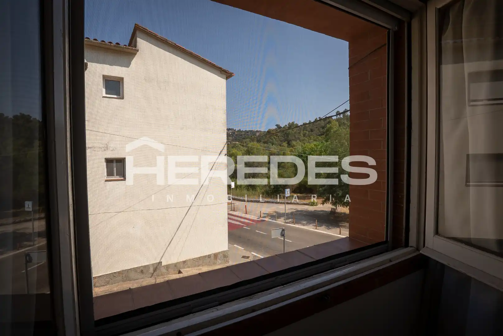 Vista exterior de Casa o xalet en venda en Torrelles de Llobregat amb Jardí privat, Terrassa i Moblat