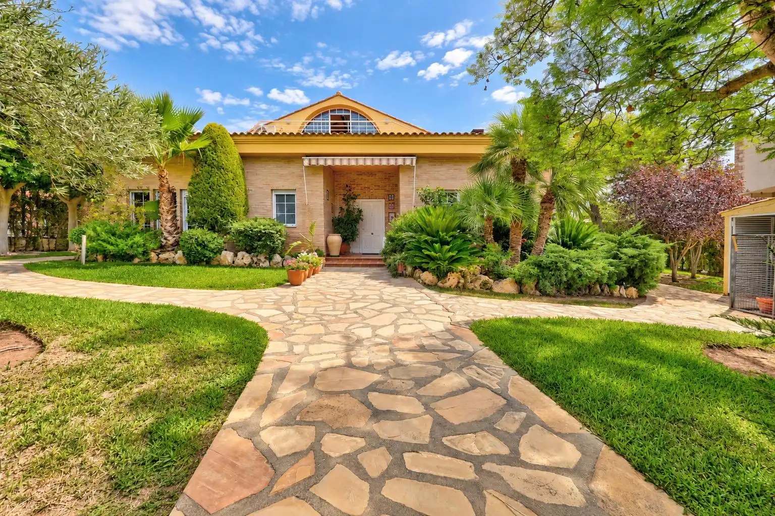 Exterior view of Houses for sale in La Pobla de Vallbona  with Heating, Private garden and Terrace