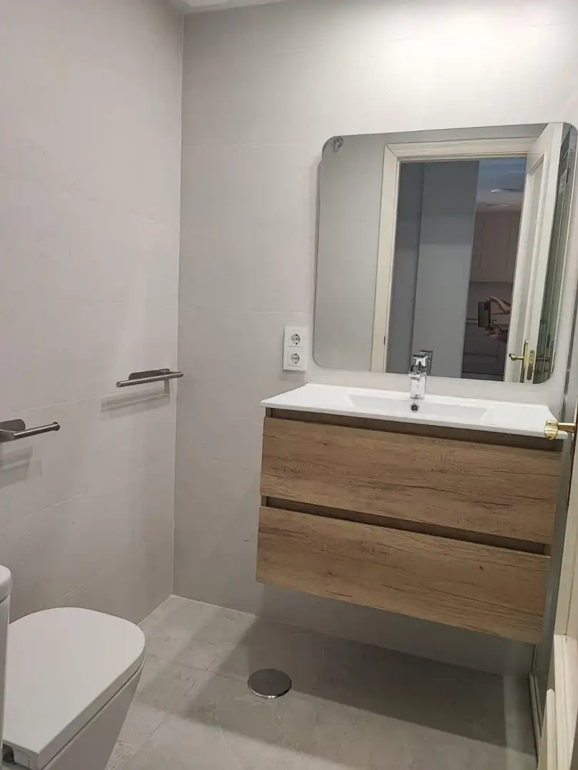 Bany de Pis de lloguer en Fuengirola amb Aire condicionat, Terrassa i Moblat