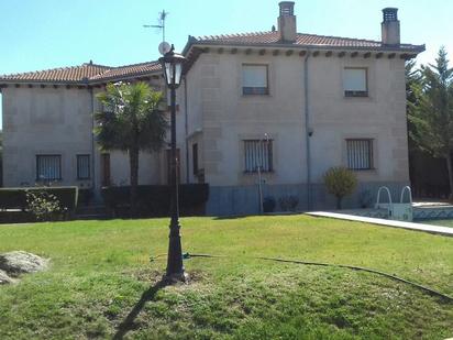 Vista exterior de Casa o xalet en venda en Navas de Riofrío amb Calefacció, Jardí privat i Parquet