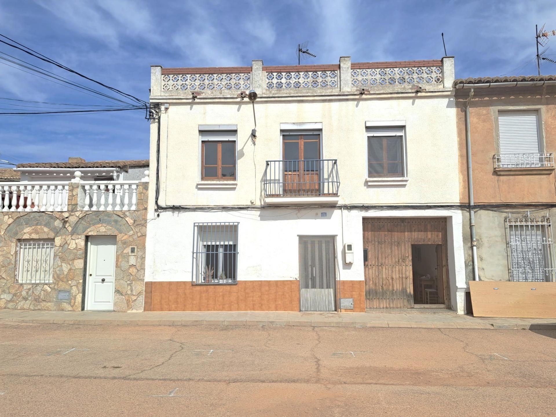Vista exterior de Casa adosada en venda en Requena amb Terrassa, Traster i Balcó