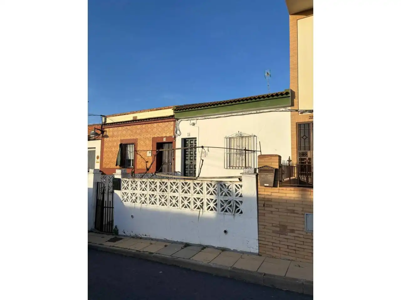 Vista exterior de Casa o xalet en venda en San Bartolomé de la Torre amb Jardí privat