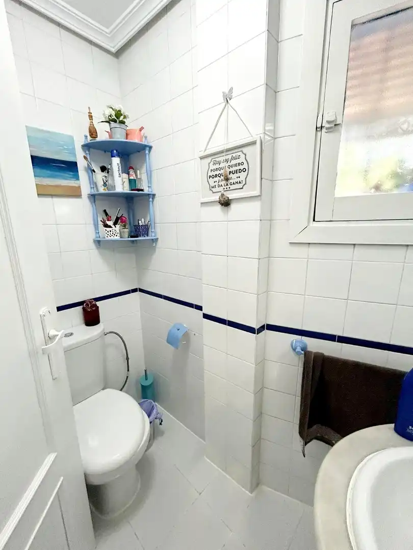 Baño de Casa adosada en venta en Utrera con Aire acondicionado, Trastero y Balcón