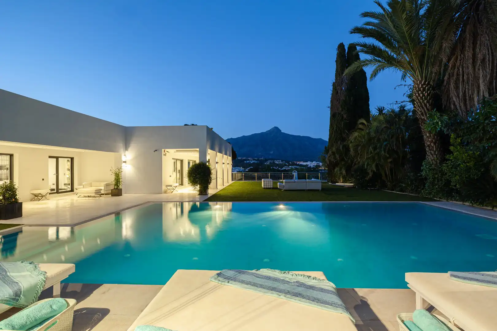 Piscina de Casa o xalet en venda en Nueva Andalucía