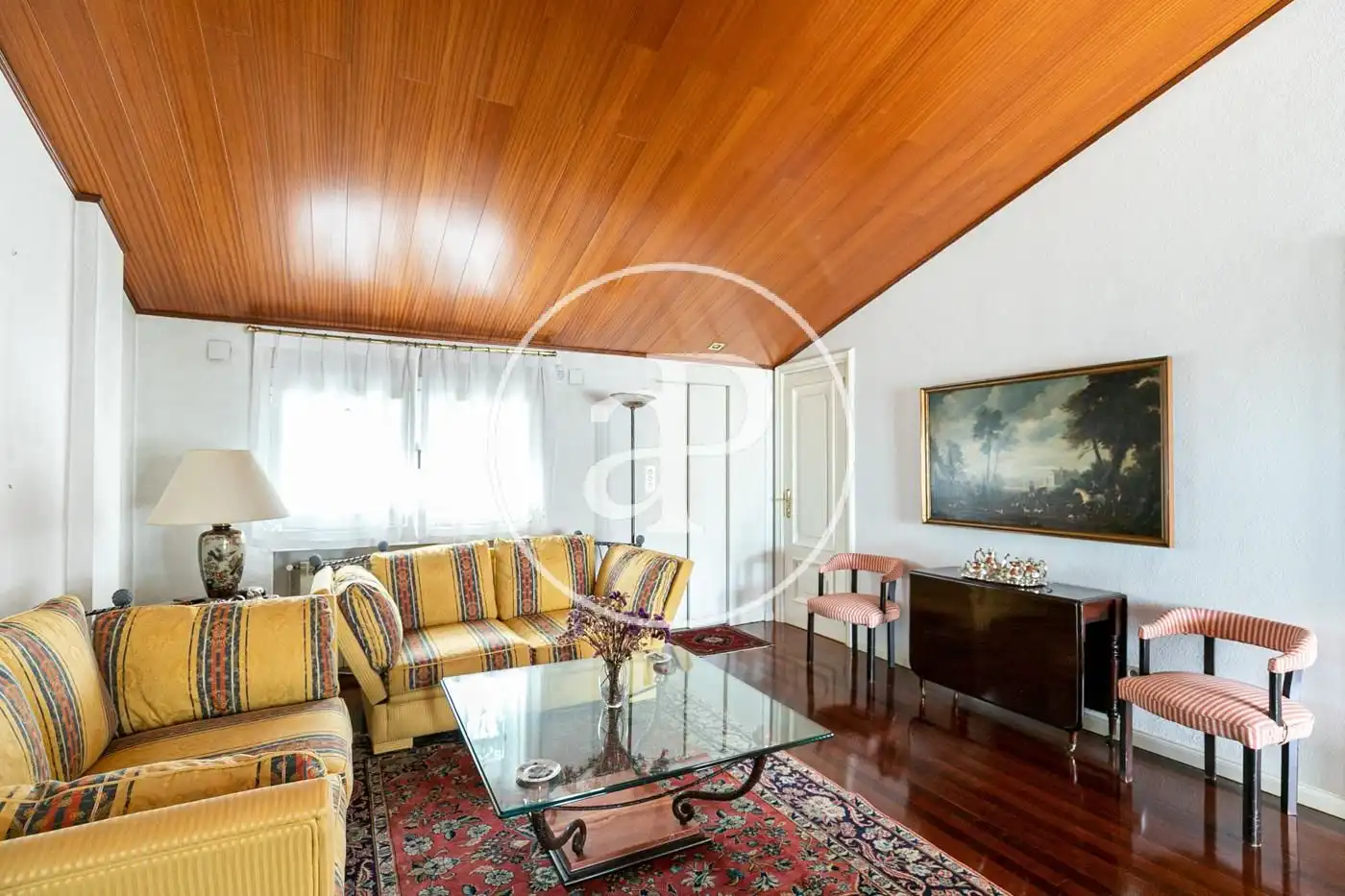Wohnzimmer von Einfamilien-Reihenhaus zum Verkauf in Barcelona mit Klimaanlage, Heizung und Privatgarten