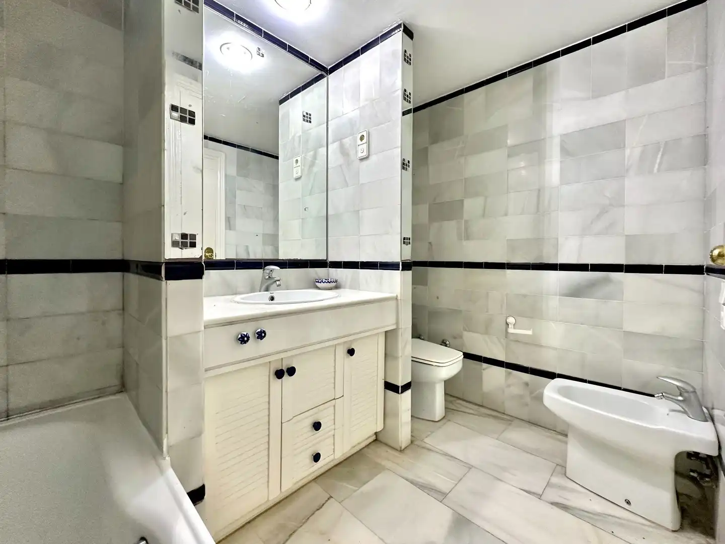 Badezimmer von Wohnungen zum Verkauf in Almuñécar mit Terrasse und Möbliert