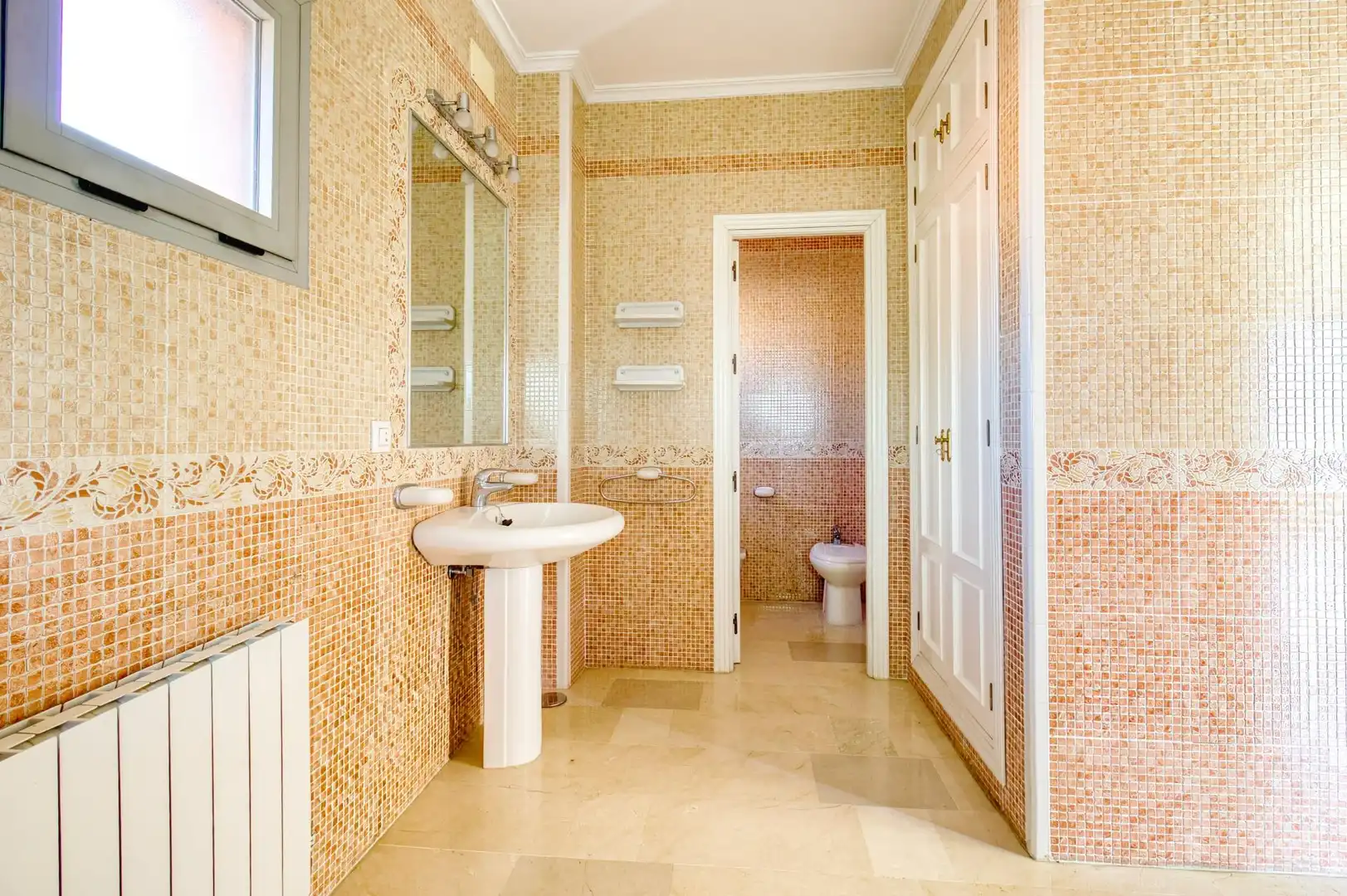 Baño de Casa o chalet en venta en Bormujos con Aire acondicionado, Calefacción y Jardín privado