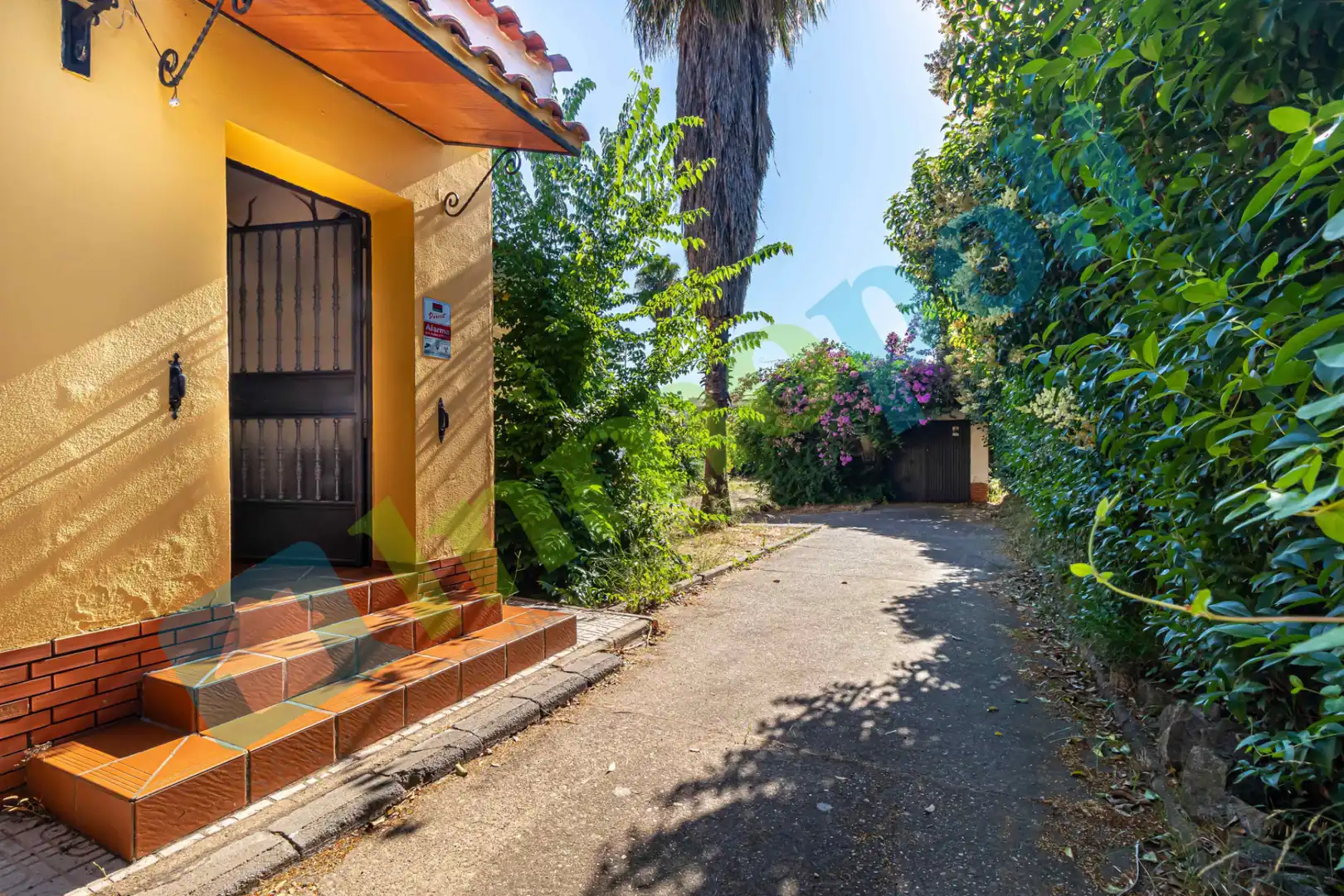 Vista exterior de Casa o xalet en venda en Badajoz amb Aire condicionat, Jardí privat i Terrassa