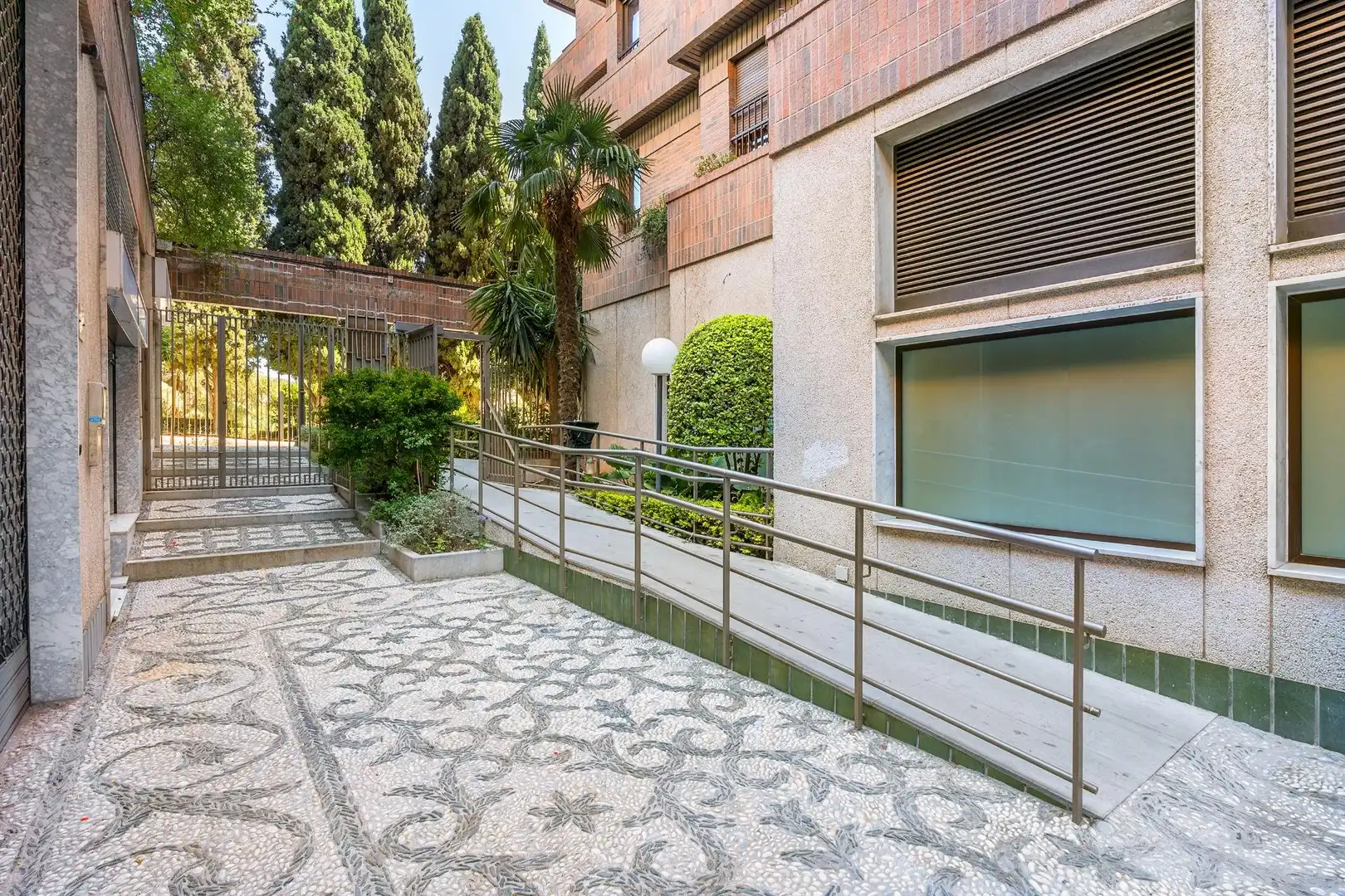 Vista exterior de Estudi en venda en Granada amb Aire condicionat, Jardí privat i Moblat