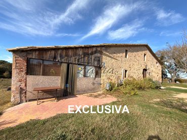 Casa rústica amb jardí en venda a Autovia Autovía Nordeste 5