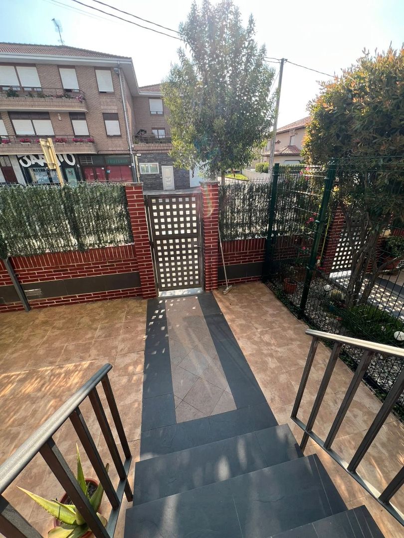 Terrassa de Casa adosada en venda en Torrelavega  amb Calefacció, Jardí privat i Parquet