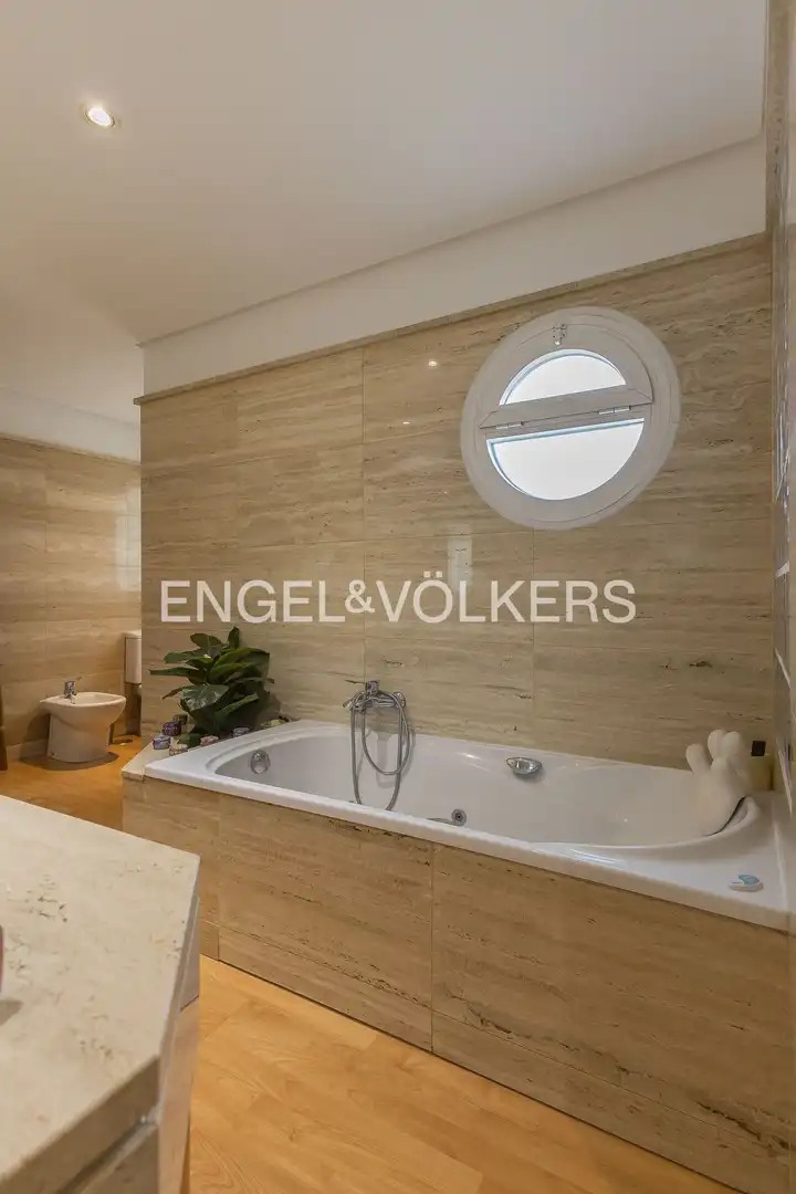 Baño de Casa o chalet en venta en Boadilla del Monte con Aire acondicionado, Calefacción y Jardín privado