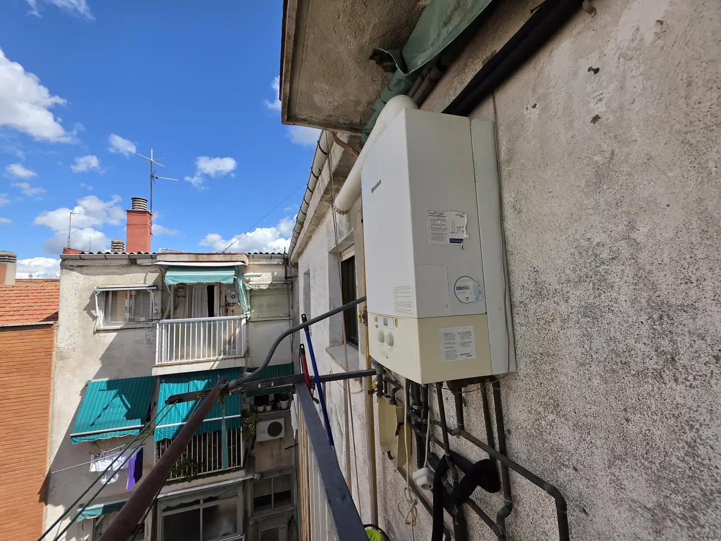 Vista exterior de Pis en venda en Madrid amb Calefacció i Terrassa