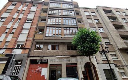 Vista exterior de Pis en venda en Oviedo  amb Calefacció, Parquet i Terrassa