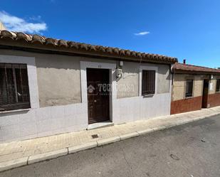 Vista exterior de Casa adosada en venda en Puertollano amb Aire condicionat i Terrassa