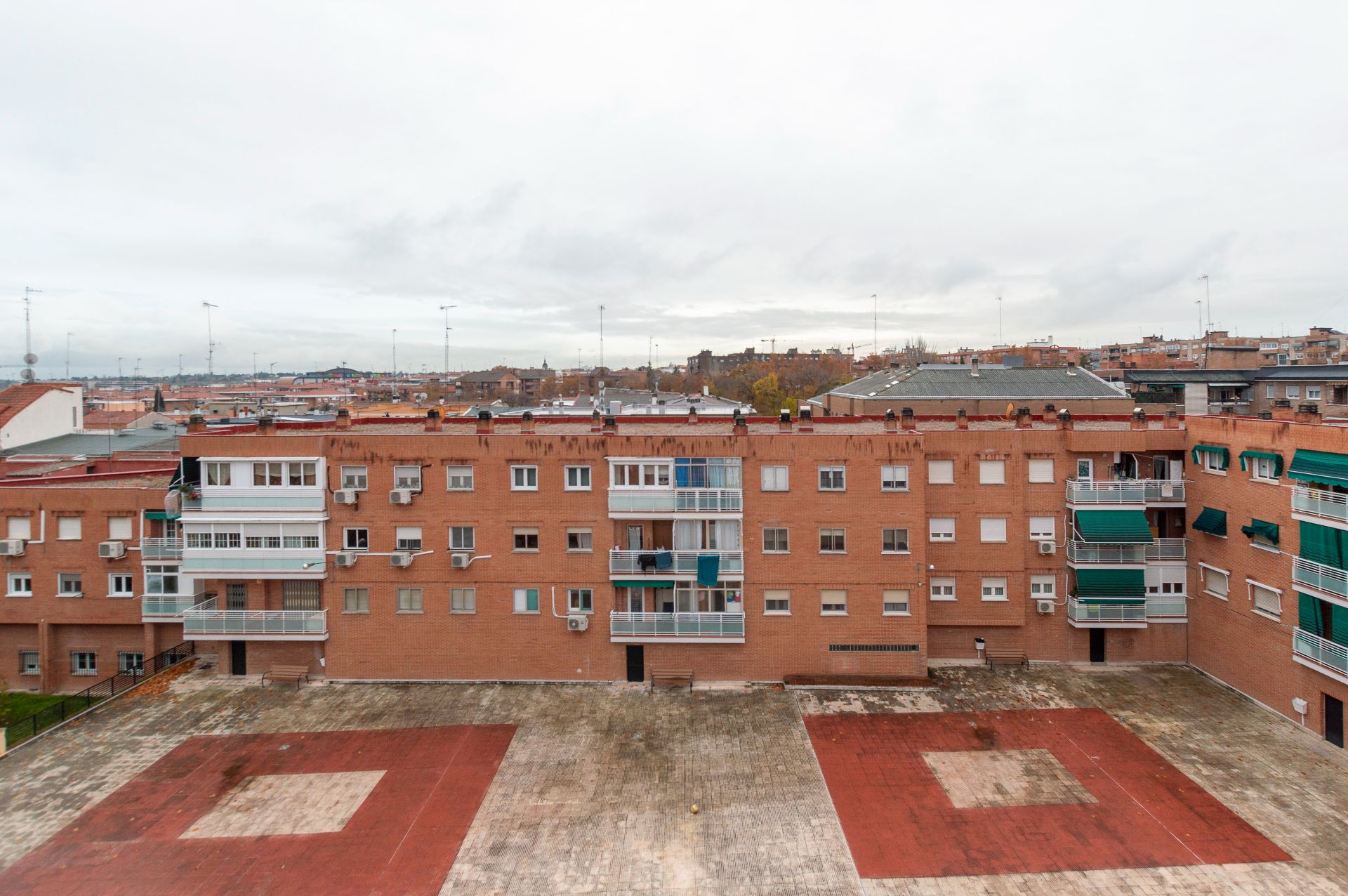 Vista exterior de Pis de lloguer en San Sebastián de los Reyes amb Calefacció, Parquet i Moblat