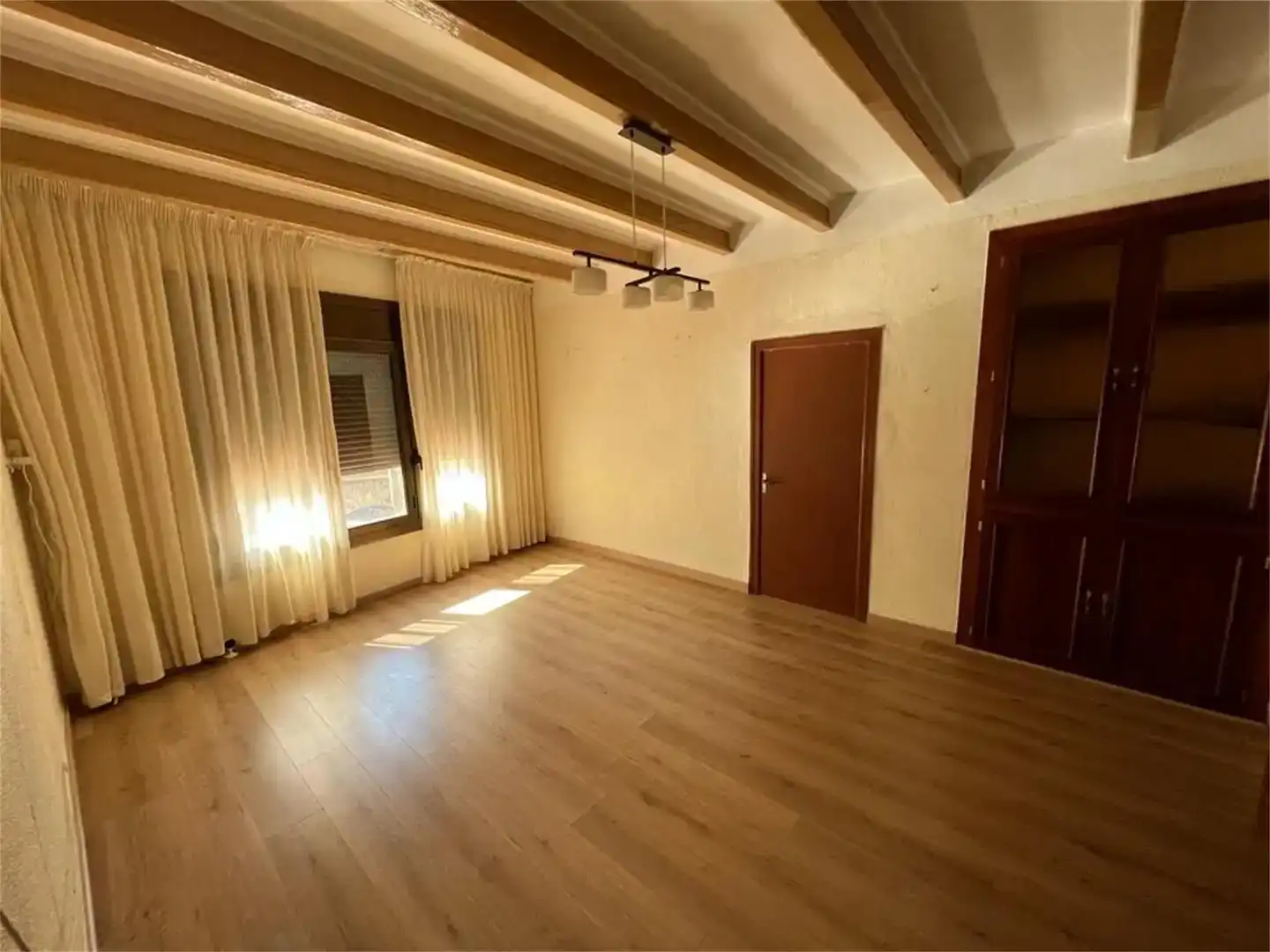 Sala d'estar de Casa adosada en venda en Cabra del Camp amb Parquet, Traster i Balcó