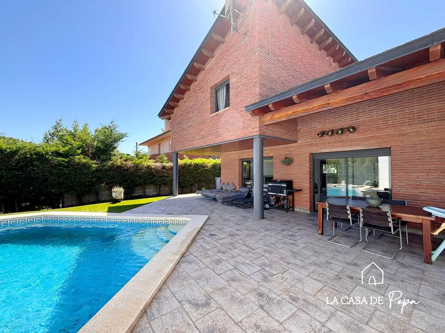 Schwimmbecken von Haus oder Chalet zum Verkauf in Begues mit Heizung und Schwimmbad