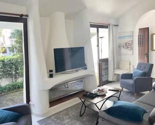 Living room of Single-family semi-detached to rent in Estepona  with Air Conditioner, Heating and Terrace