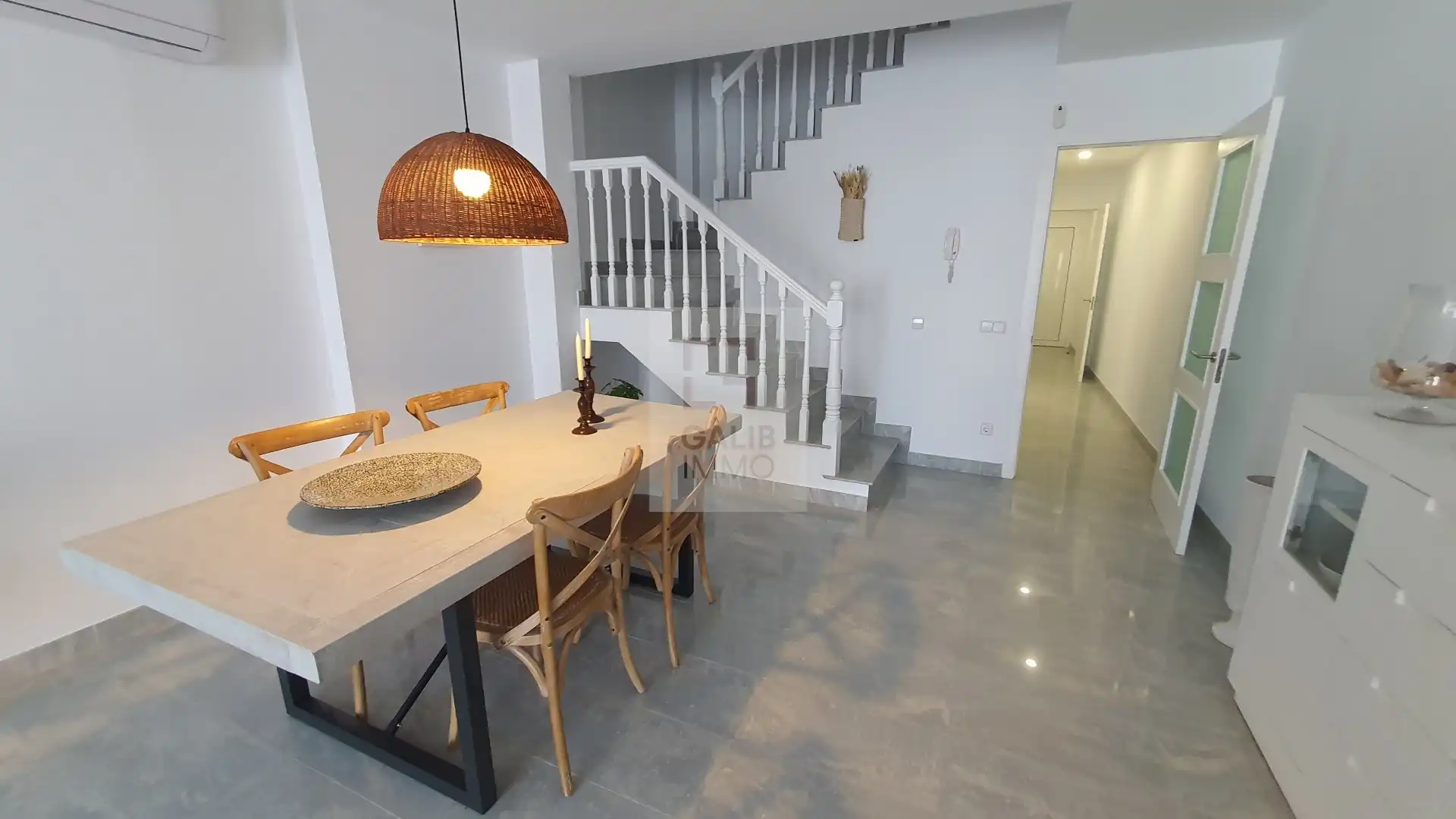 Einfamilien-Reihenhaus zum Verkauf in Empuriabrava mit Klimaanlage, Terrasse und Möbliert