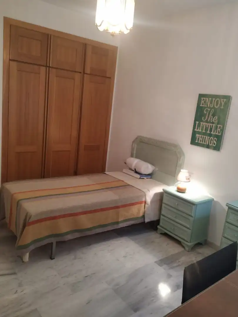 Schlafzimmer von Wohnung zur Miete in Córdoba mit Heizung und Möbliert