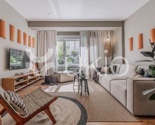 Sala d'estar de Apartament de lloguer en  Madrid Capital amb Aire condicionat, Calefacció i Moblat