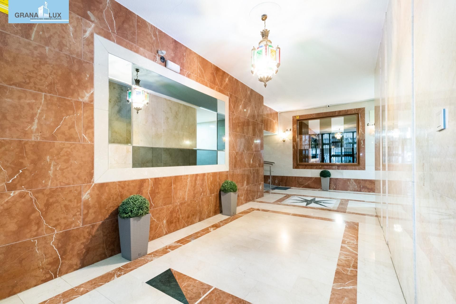 Flat for sale in  Granada Capital  with Air Conditioner and Terrace