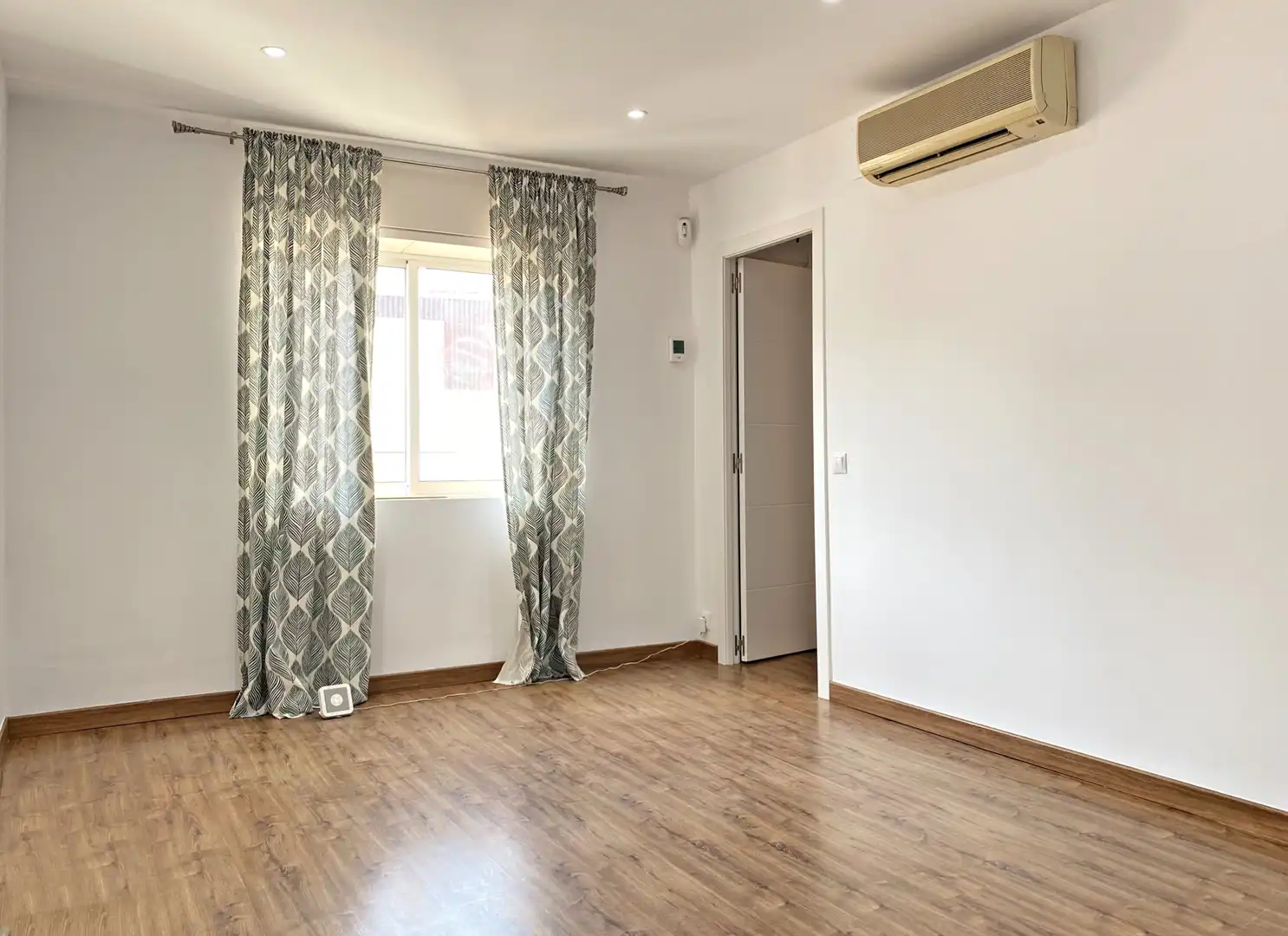 Schlafzimmer von Dachboden zum Verkauf in L'Hospitalet de Llobregat mit Klimaanlage, Ofen und Balkon