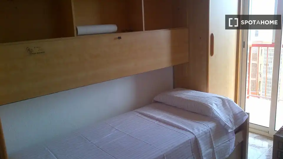 Habitación de Piso para compartir en L'Hospitalet de Llobregat con Aire acondicionado, Calefacción y Amueblado