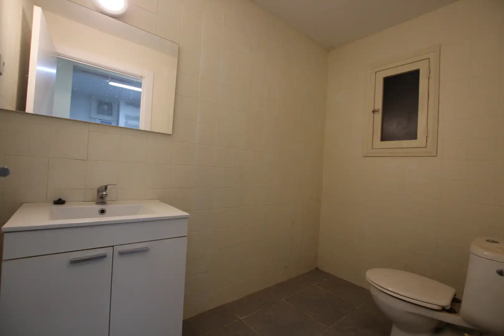 Badezimmer von Geschaftsraum zum Verkauf in Granollers mit Klimaanlage und Heizung