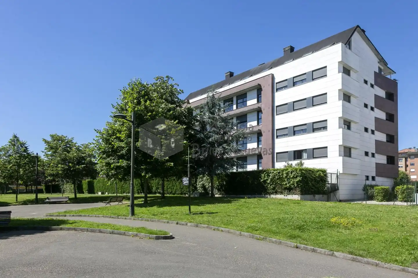 Außenansicht von Erdgeschoss zum Verkauf in Oviedo  mit Heizung, Privatgarten und Parkett