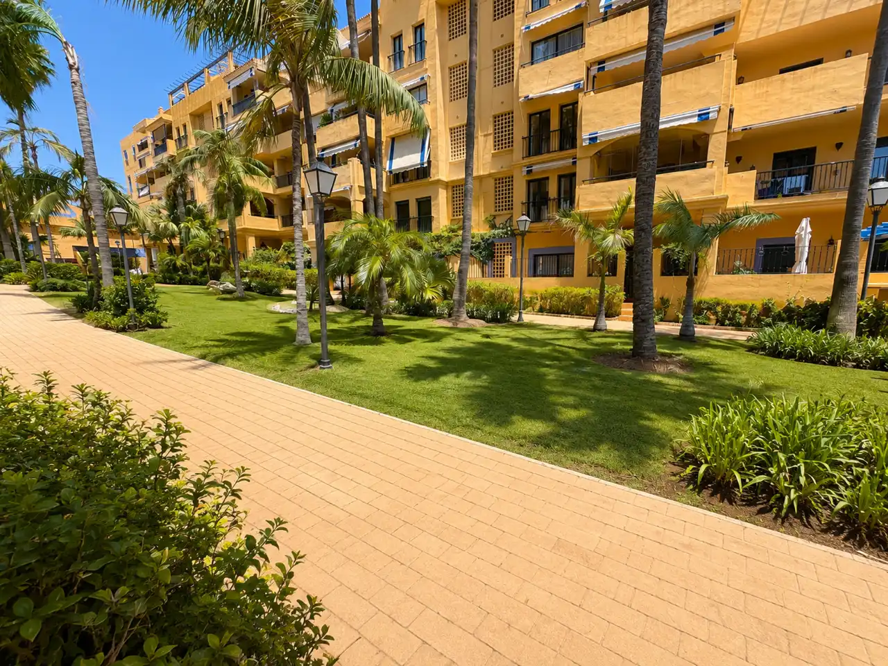 Außenansicht von Wohnung zur Miete in Marbella mit Klimaanlage, Heizung und Terrasse